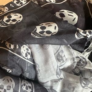 Alexander McQueen Black & White Skull-Print Silk Wrap